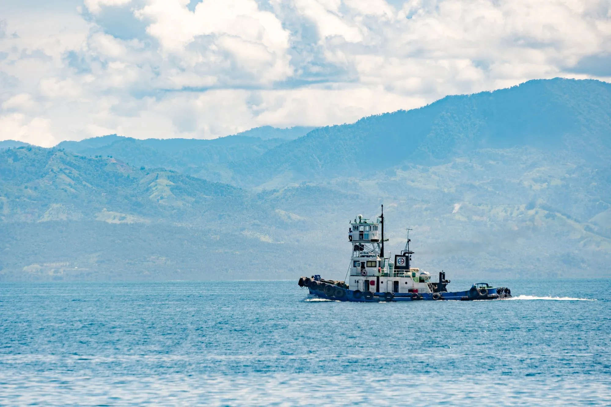 Kapal tunda di Teluk Sarangani